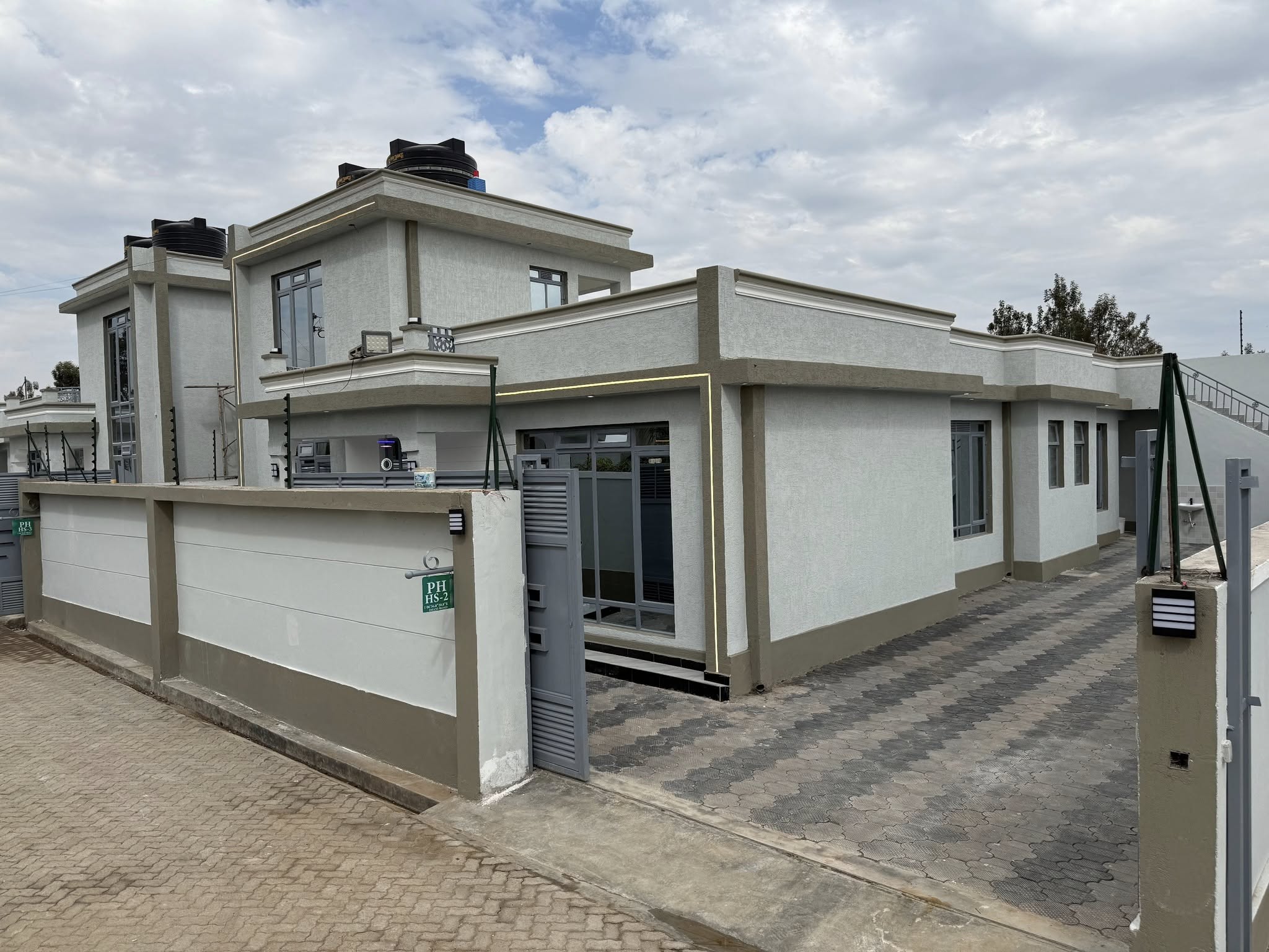 𝟑 𝐁𝐞𝐝𝐫𝐨𝐨𝐦 𝐁𝐮𝐧𝐠𝐚𝐥𝐨𝐰𝐬 𝐰𝐢𝐭𝐡 𝐃𝐒𝐐 𝐟𝐨𝐫 𝐒𝐚𝐥𝐞 𝐢𝐧 𝐑𝐮𝐢𝐫𝐮 – 𝐌𝐮𝐠𝐮𝐭𝐡𝐚