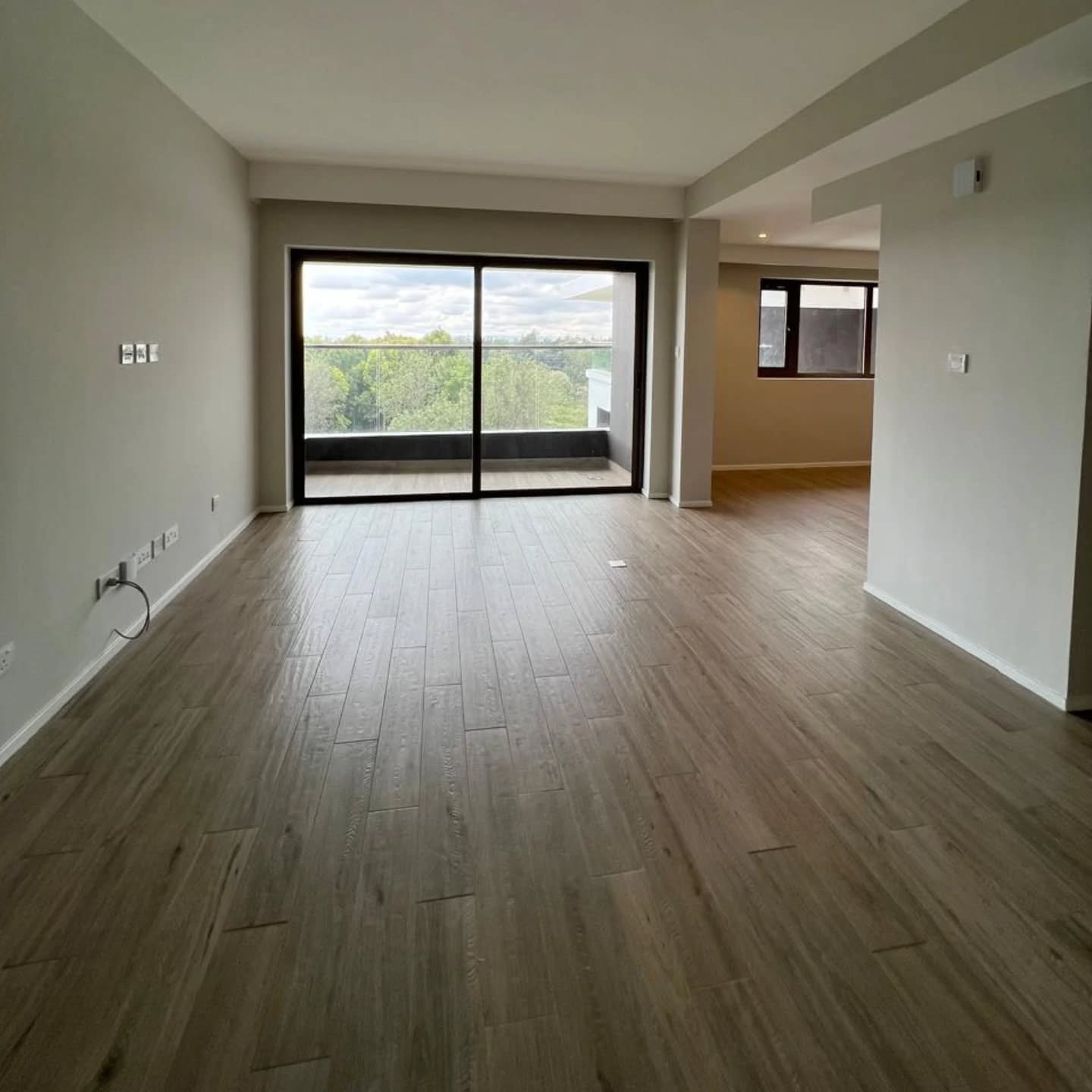 2 bedroom apartment for rent in Rosslyn Image