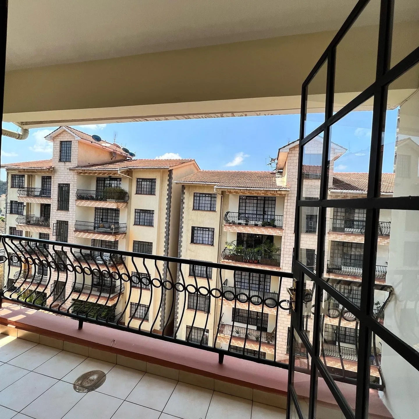 2 bedroom apartment to let or for sale in Lavington