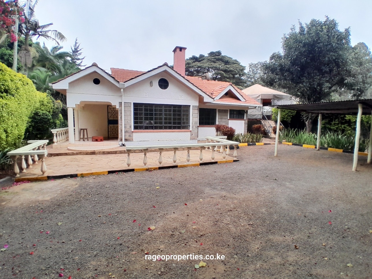 2 bedroom bungalow plus SQ to let in Karen