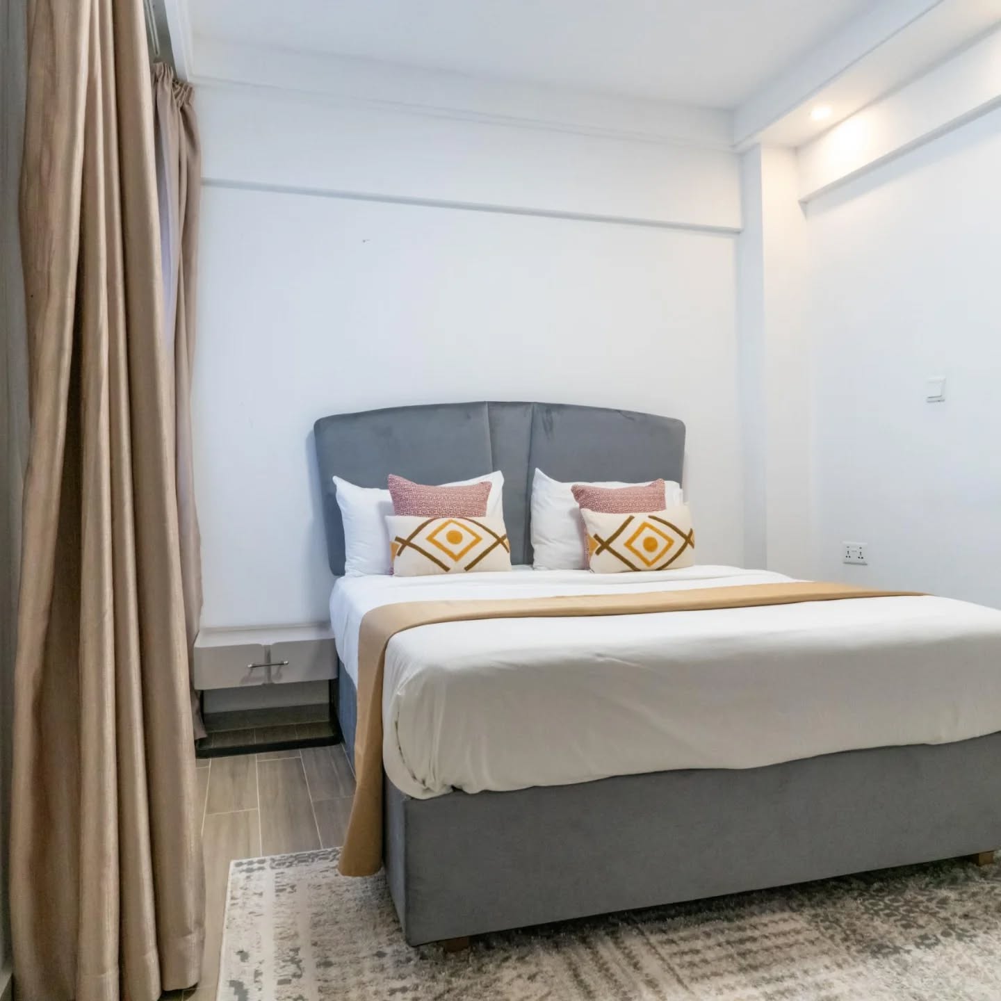 2 bedroom fully furnished apartment to let located in the riverside drive Image