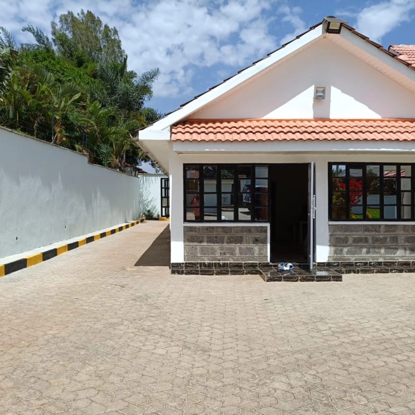 2 bedroom fully furnished bungalow guest wing for rent in Runda