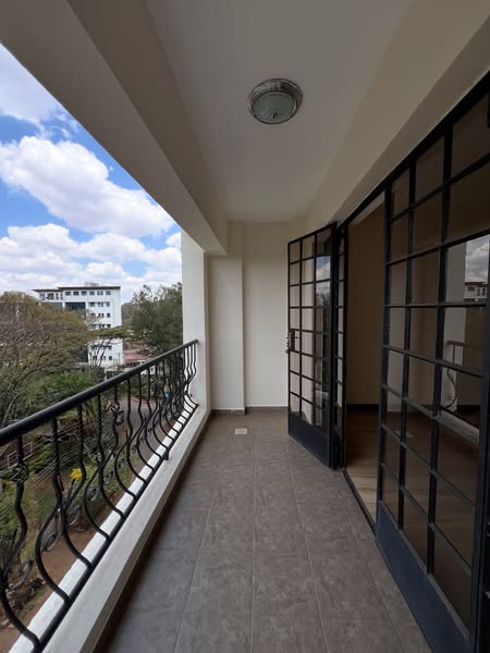 2 bedroom plus dsq apartment to let located in the leafy suburb