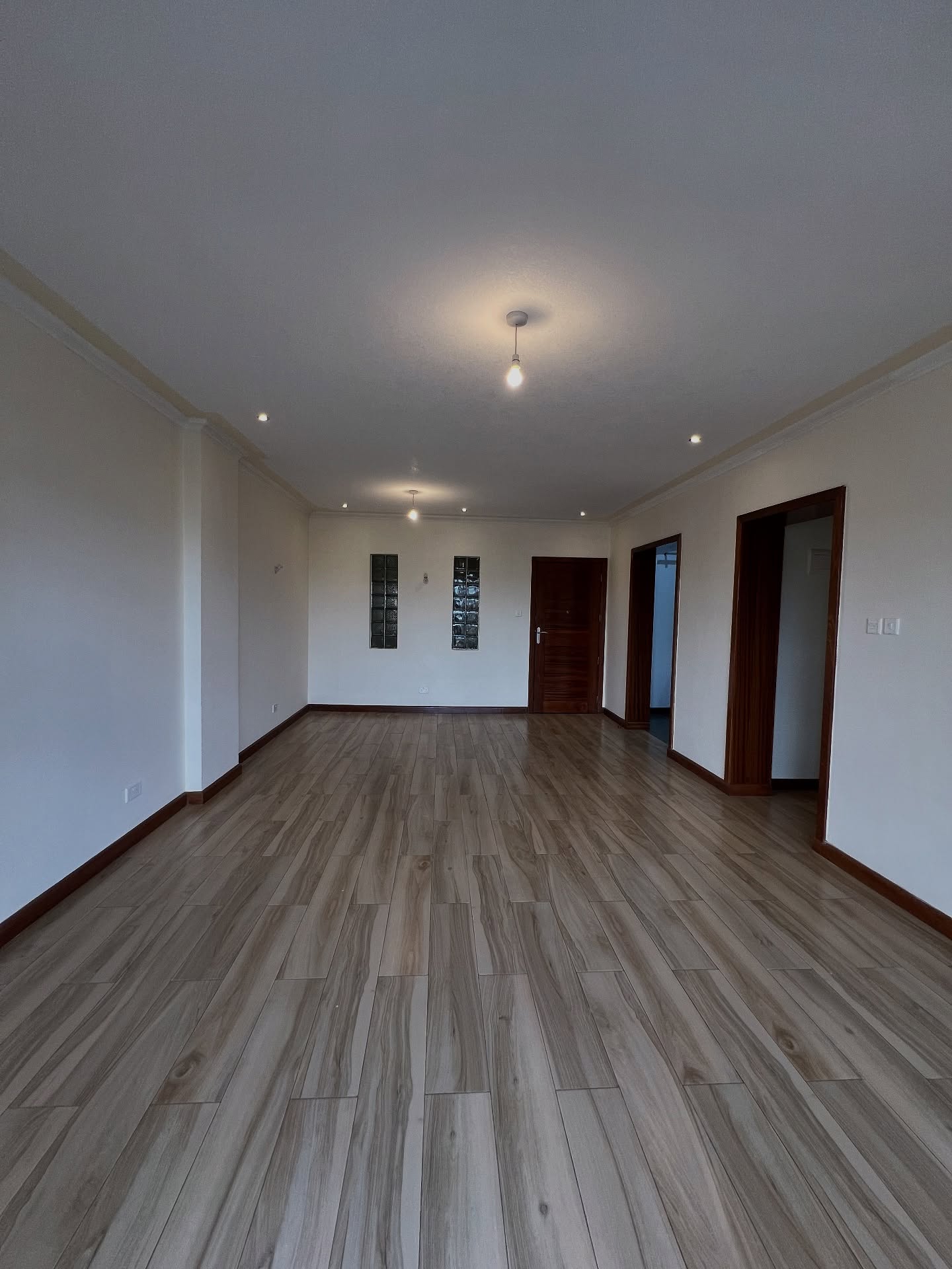 2 bedroom plus dsq apartment to let located in the leafy suburb Image
