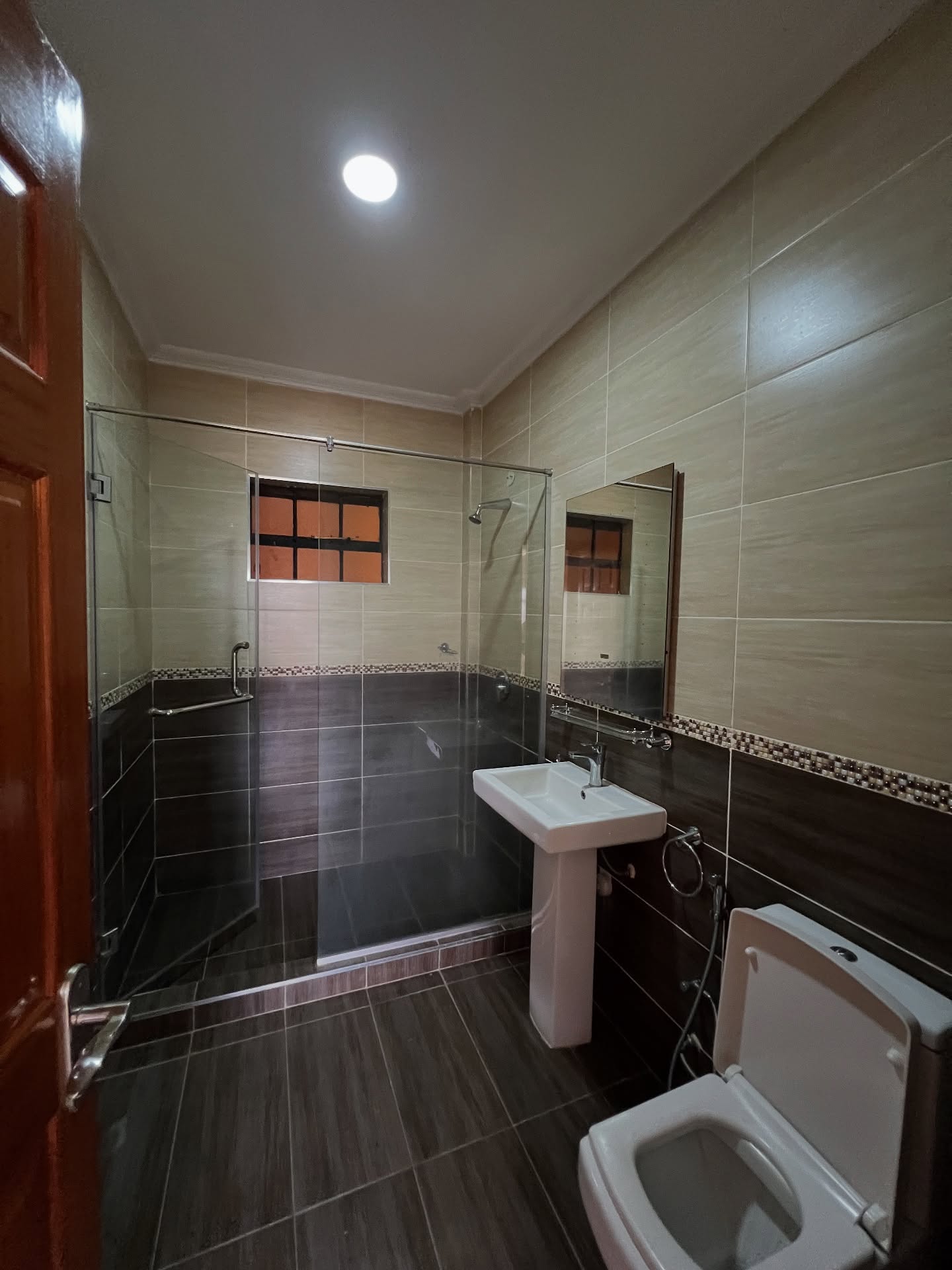 2 bedroom plus dsq apartment to let located in the leafy suburb Image