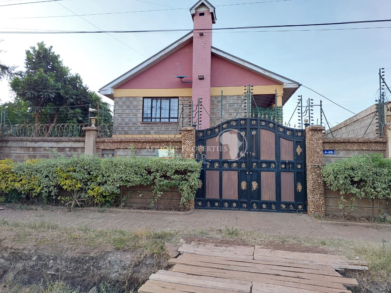 2 maisonettes plus a commercial building (supermarket) for sale in Juja