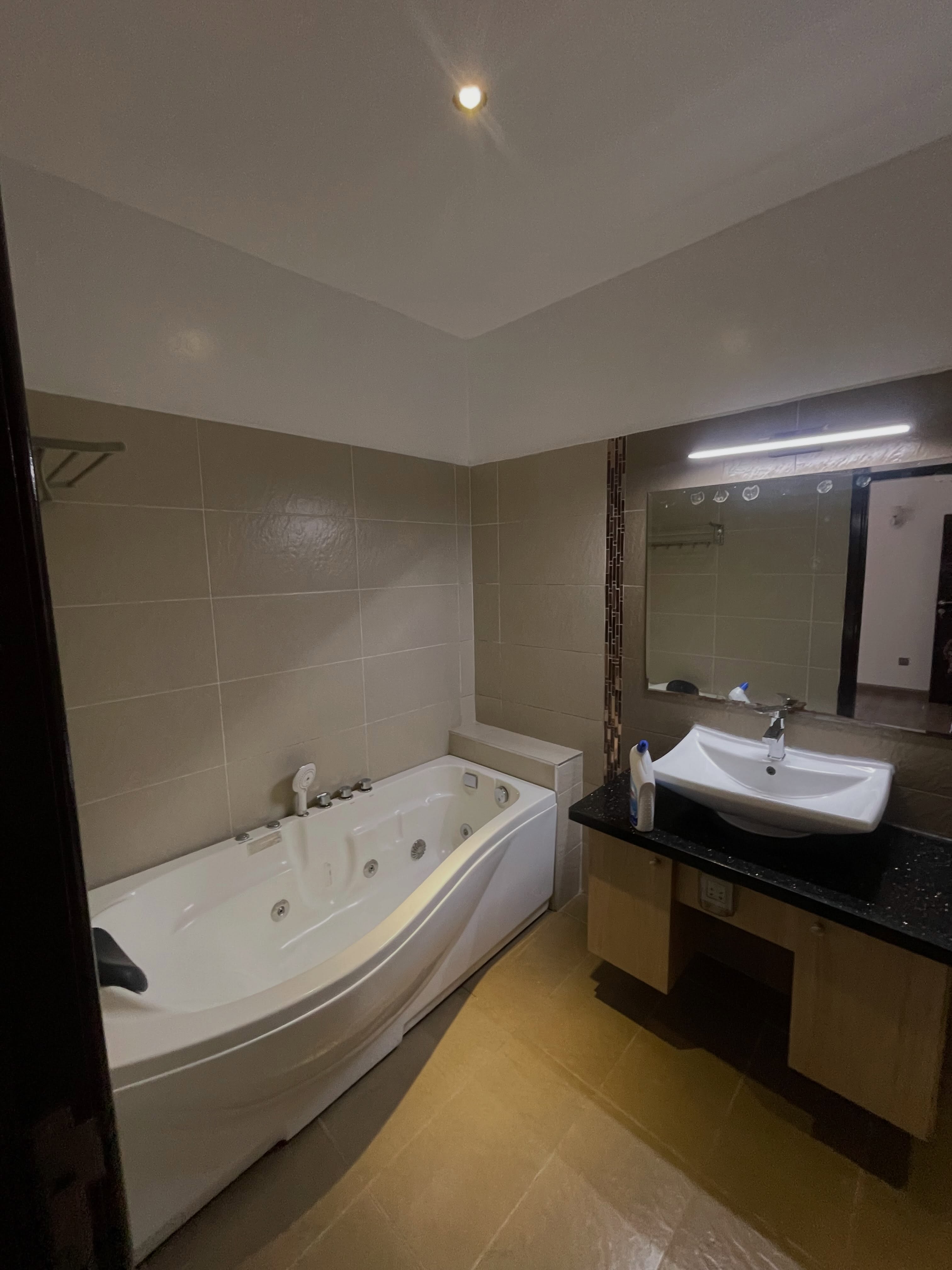3 bedroom apartment plus dsq for rent in kileleshwa Image