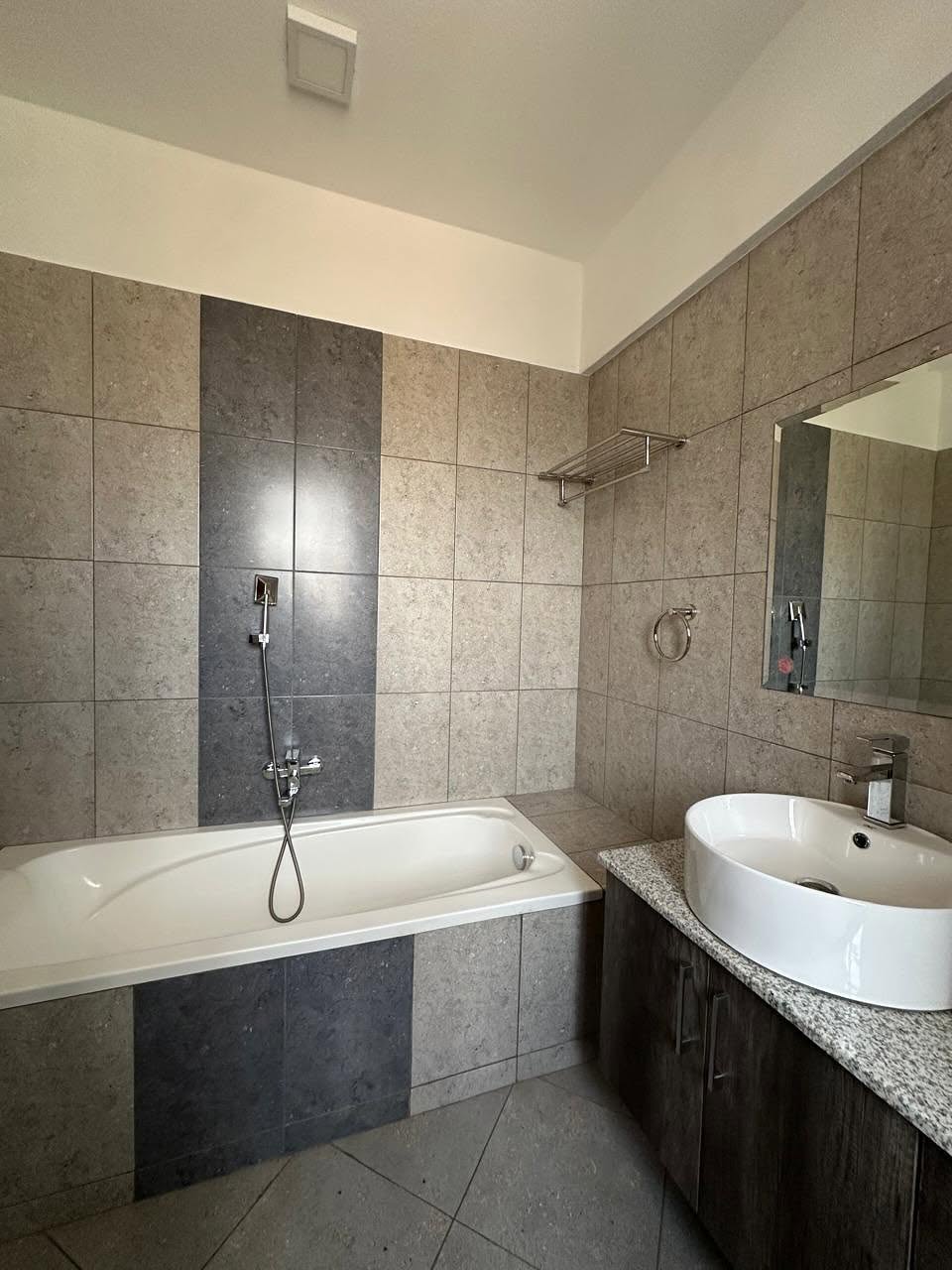 3 bedroom apartment plus dsq to let in Kilimani Image