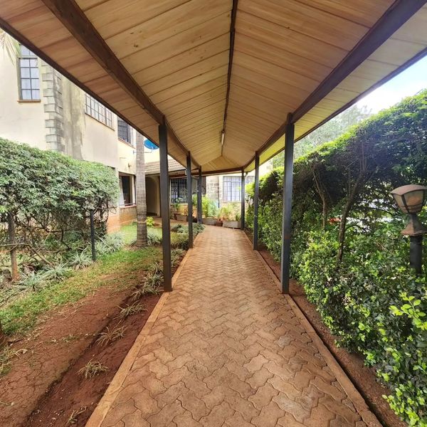 3 bedroom apartment plus dsq to let in Lavington