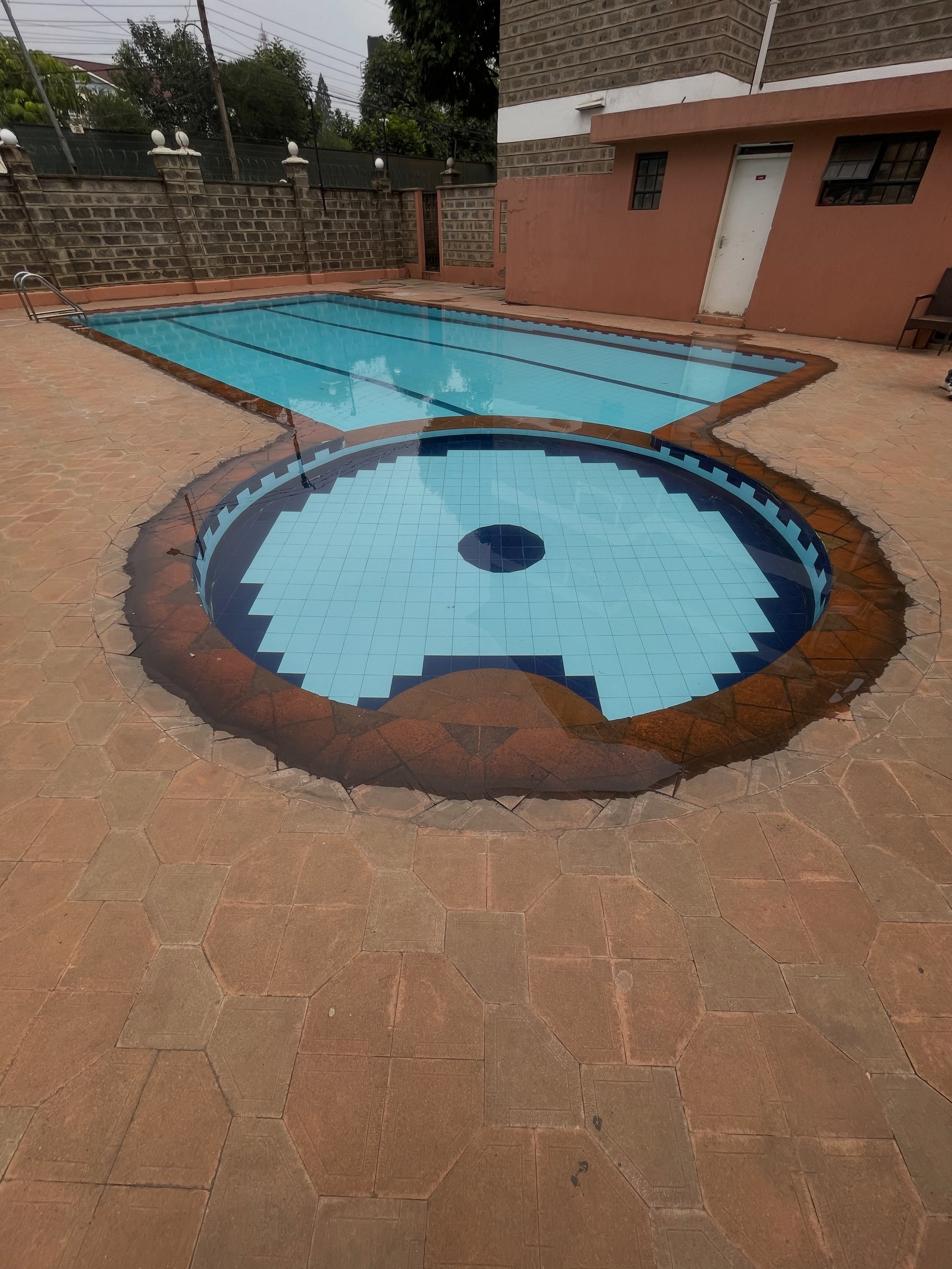 3 bedroom apartment plus dsq to let in Lavington