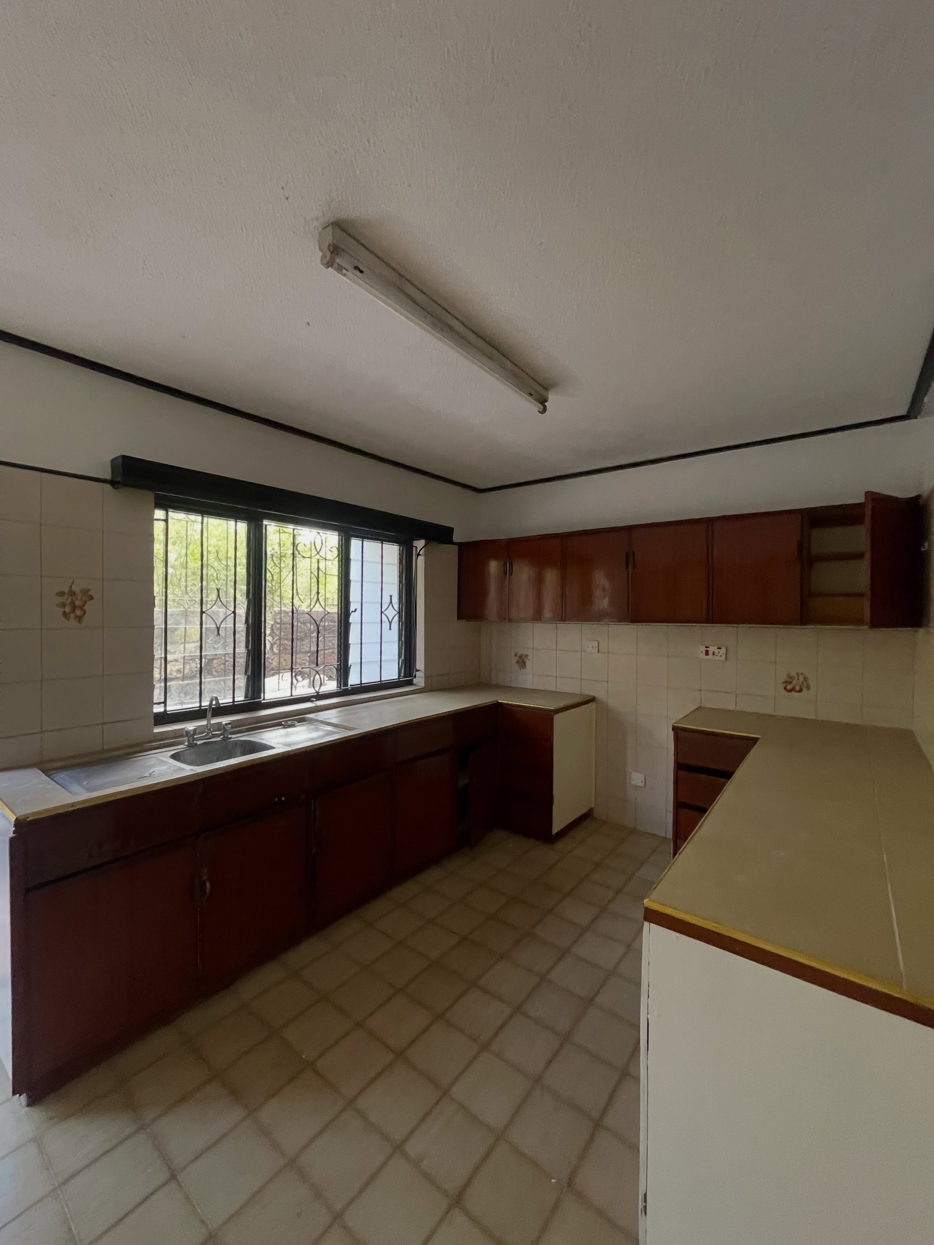 3 bedroom apartment to let in dennis pritt