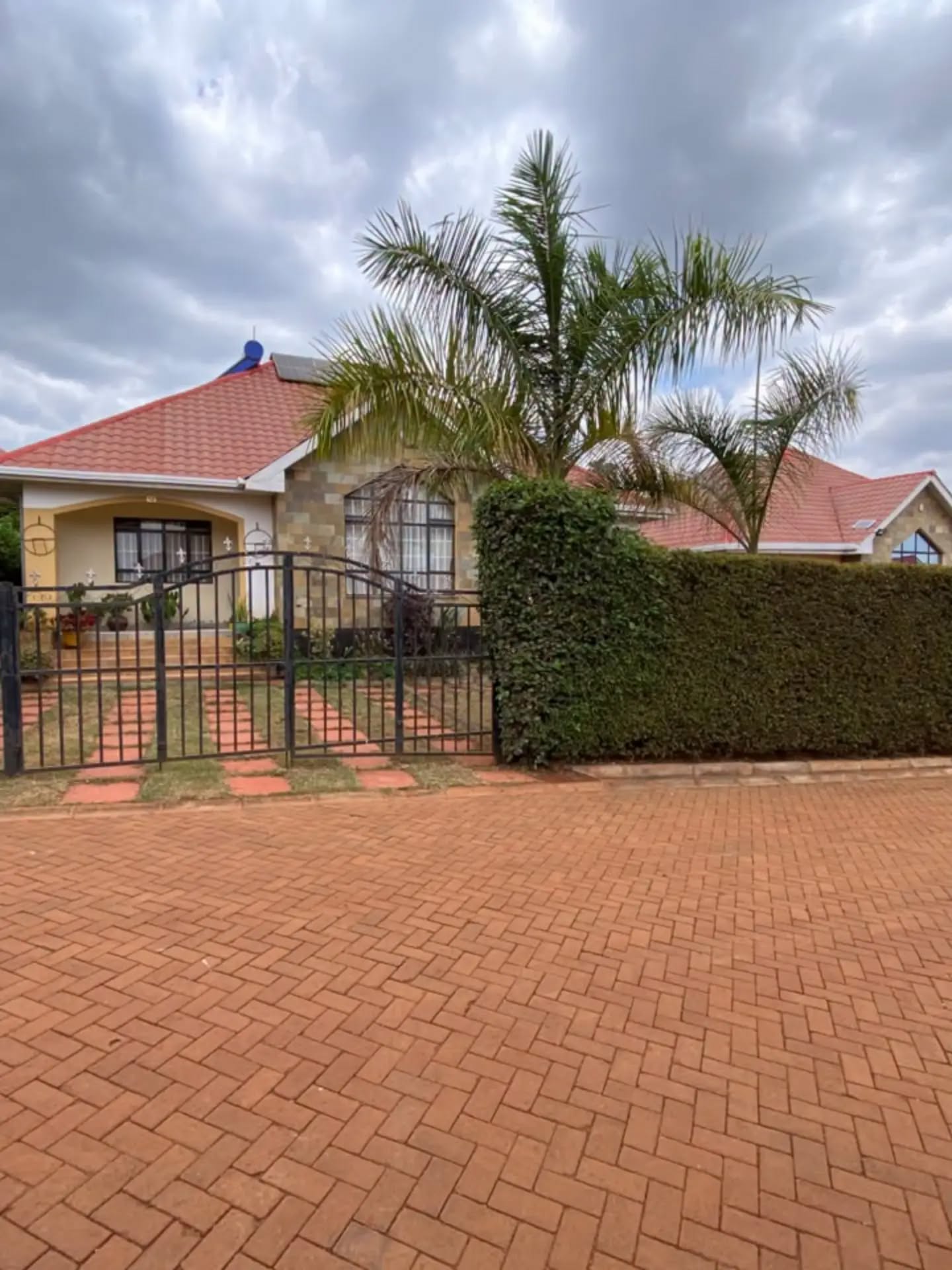 3-Bedroom Bungalow + 2-Bedroom Guest House for sale on kenyatta road