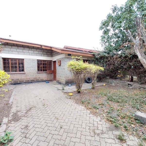 3 bedroom bungalow for sale in Mlolongo.