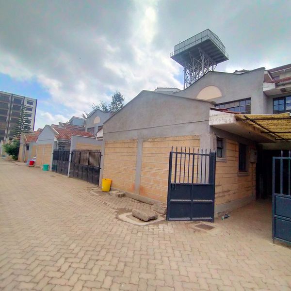 3 bedroom maisonette plus sq for sale in Syokimau.