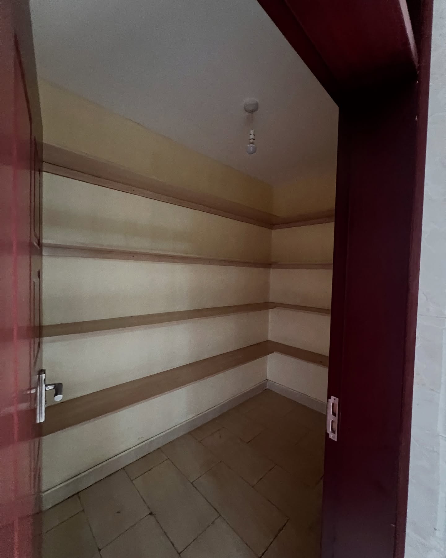 3 bedroom plus Dsq apartment to let located near valley arcade Image