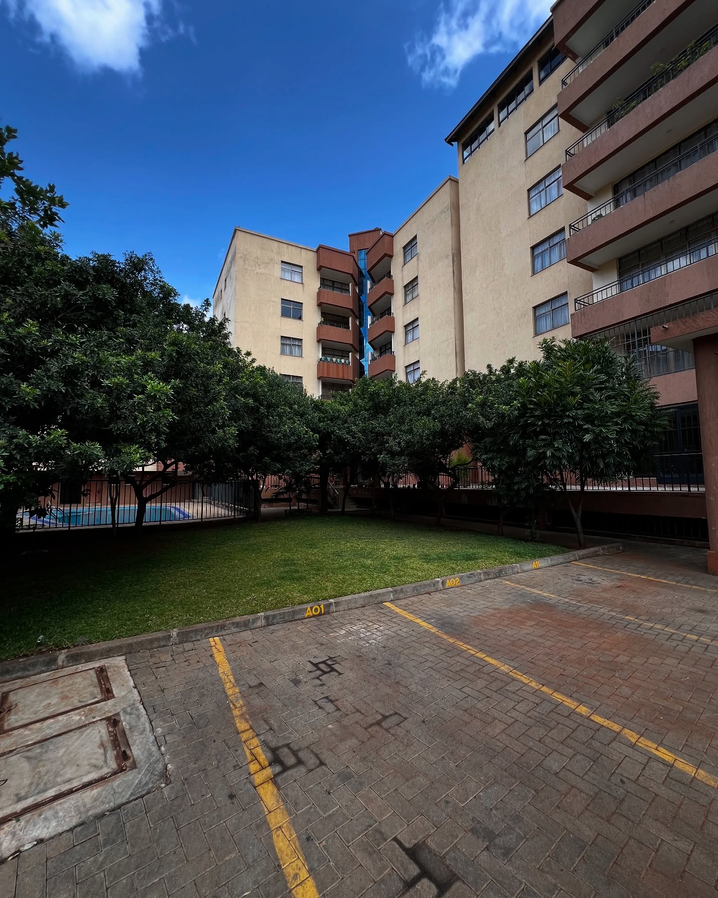 3 bedroom plus Dsq apartment to let located near valley arcade
