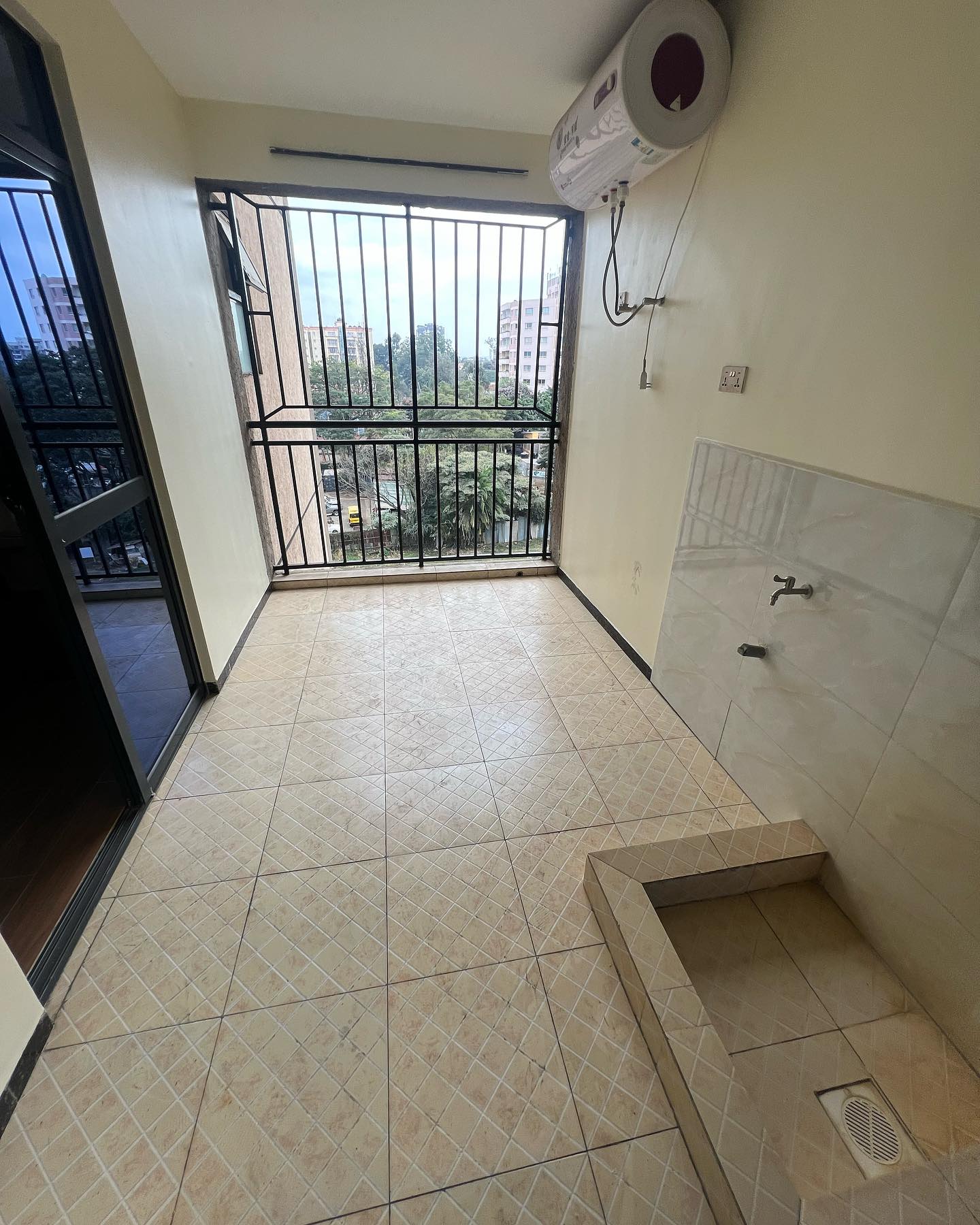 3 bedroom plus dsq to let in Lavington, valley arcade.