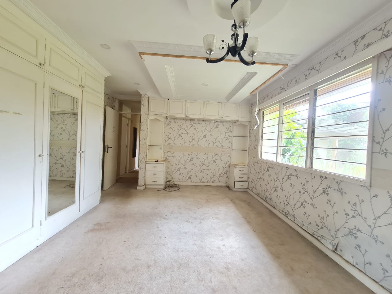 3 bedrooms bungalow with 2 bedroom guest wing and DSQ for rent in Loresho Image