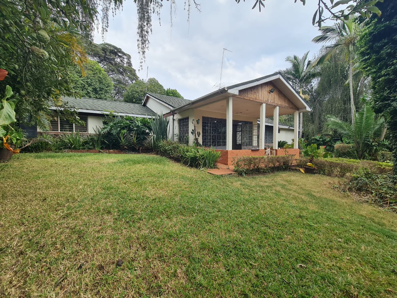 3 bedrooms bungalow with 2 bedroom guest wing and DSQ for rent in Loresho