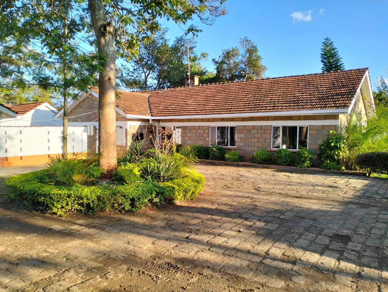 4 bedroom bungalow to let in Garden Estate