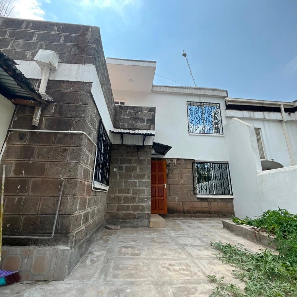 4 Bedroom Maisonette + DSQ To Let in Parklands Image