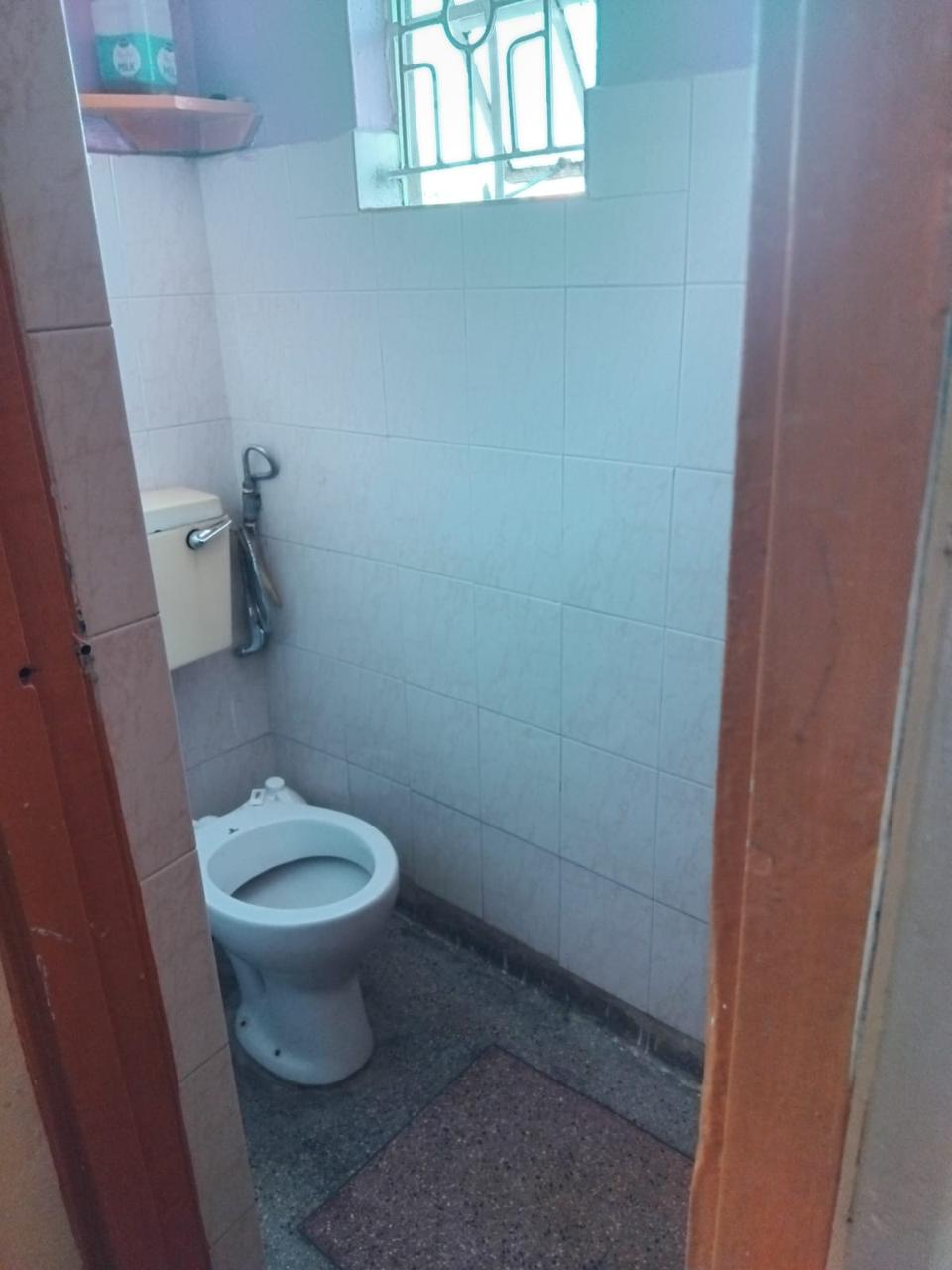 4 bedroom maisonette for sale in Komarock Image