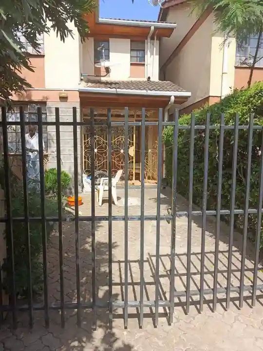 4 bedroom maisonette on distress sale in komarocks phase 5 Image