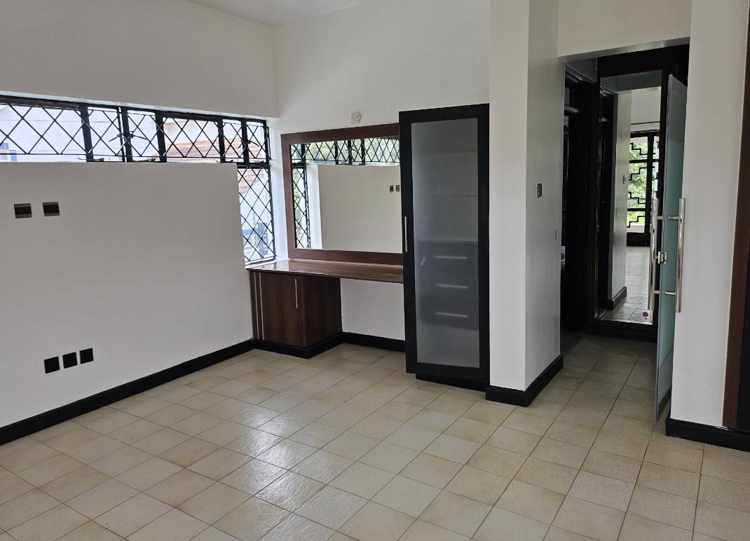 4 bedroom maisonette plus 2 rooms dsq to let in Old Runda Image