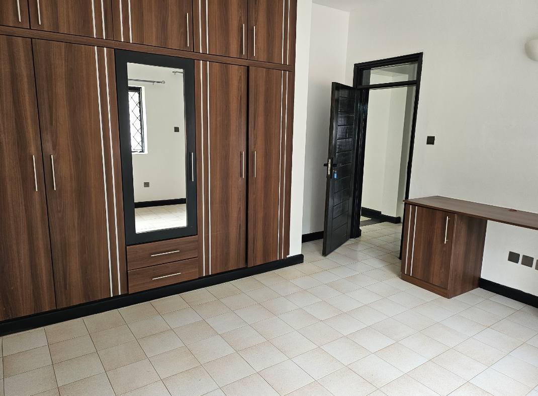 4 bedroom maisonette plus 2 rooms dsq to let in Old Runda Image