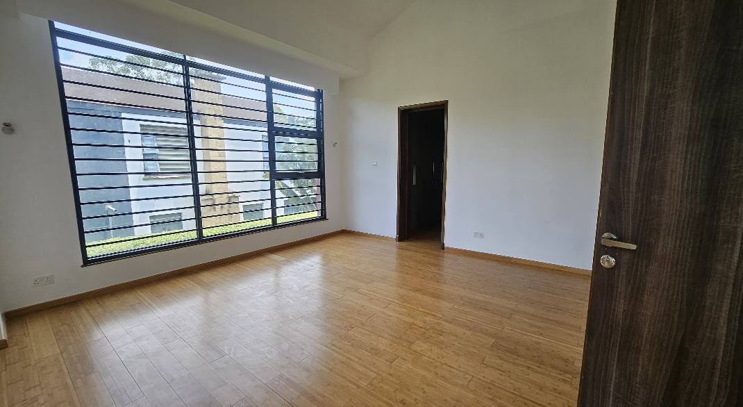 4 Bedroom Maisonette Plus DSQ For Sale in Garden Estate Image