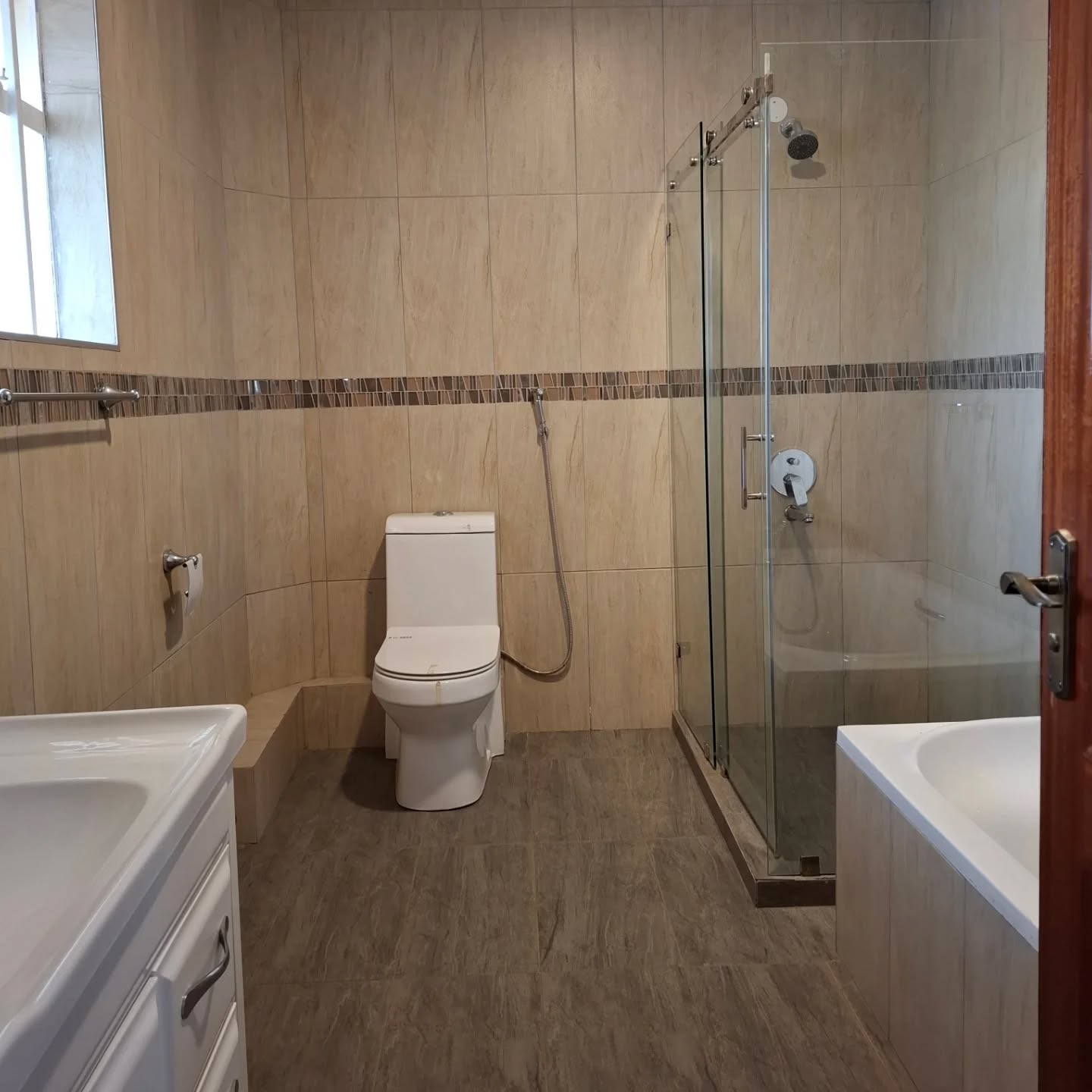 4 Bedroom Maisonette Plus SQ For Sale in South C Image