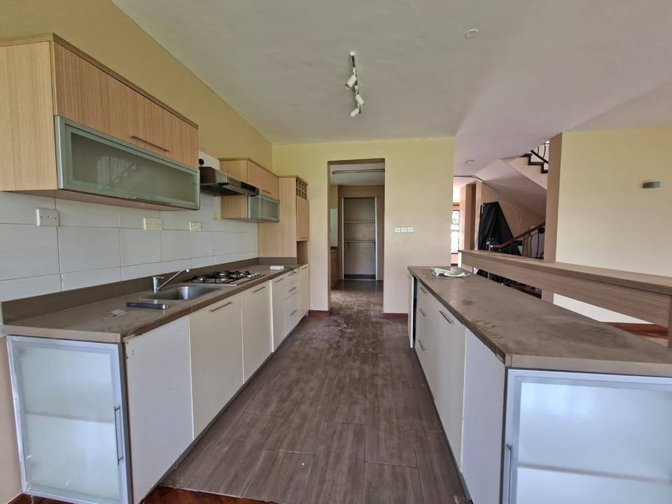 4 BEDROOM MAISONETTE TO LET IN RIDGEWAYS ESTATE Image
