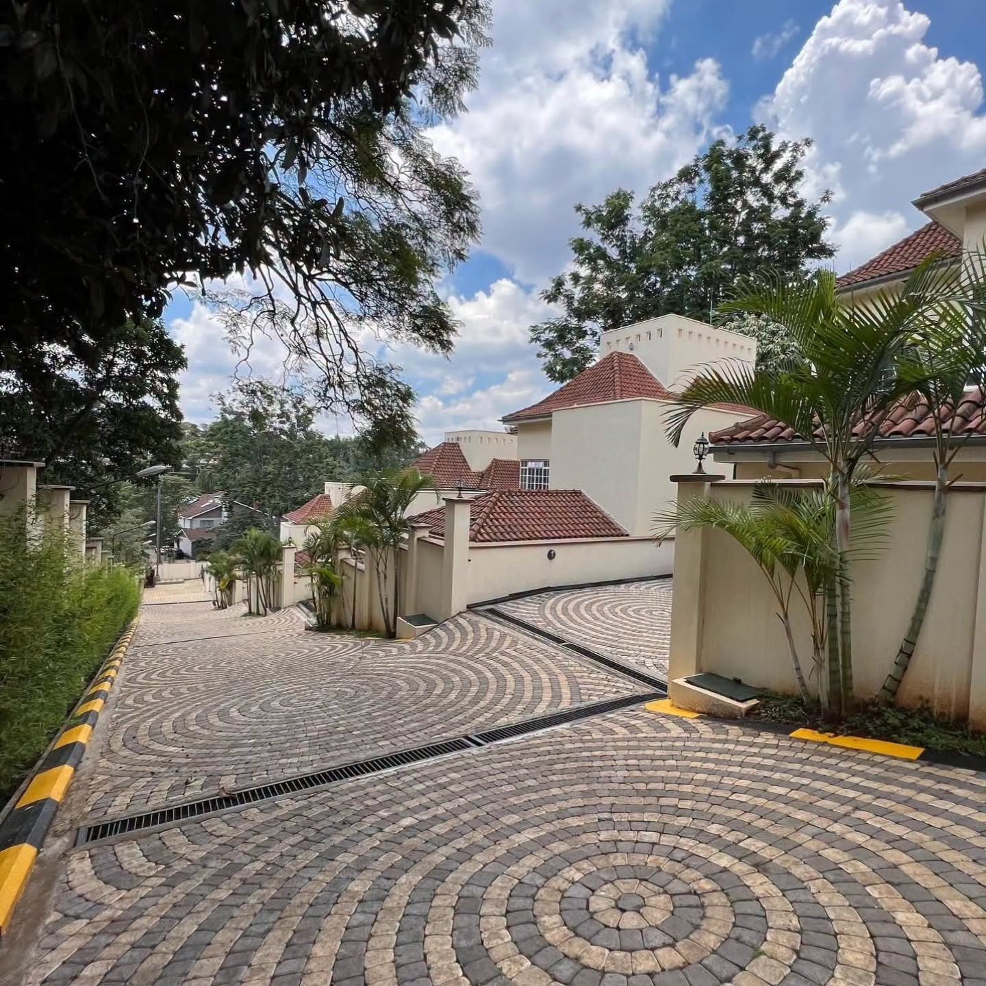 4 bedroom townhouse plus dsq to let in kyuna Image