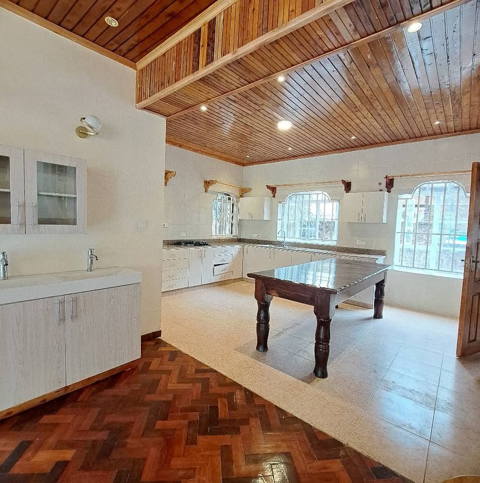 4 bedroom townhouse to let in Spring Valley Image