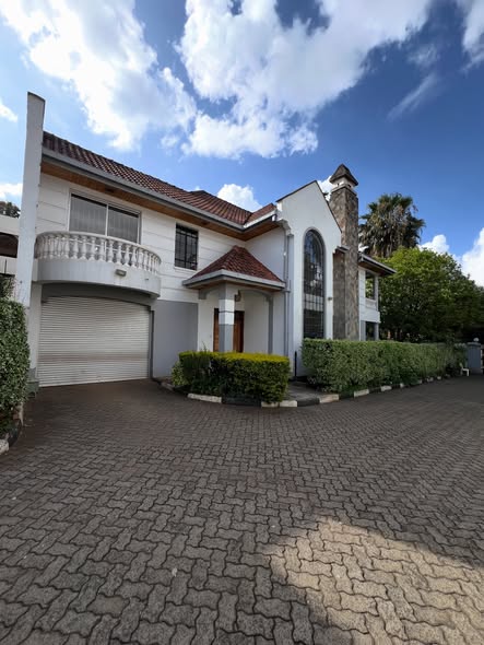 4bedroom plus dsq townhouse to let in the heart of lavington area