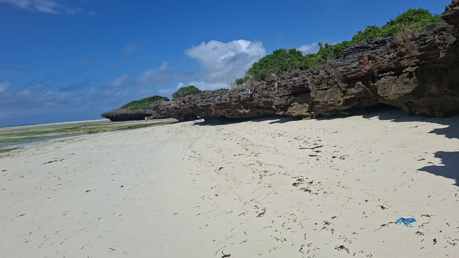 5 acres land for sale in jacaranda near luwa beach