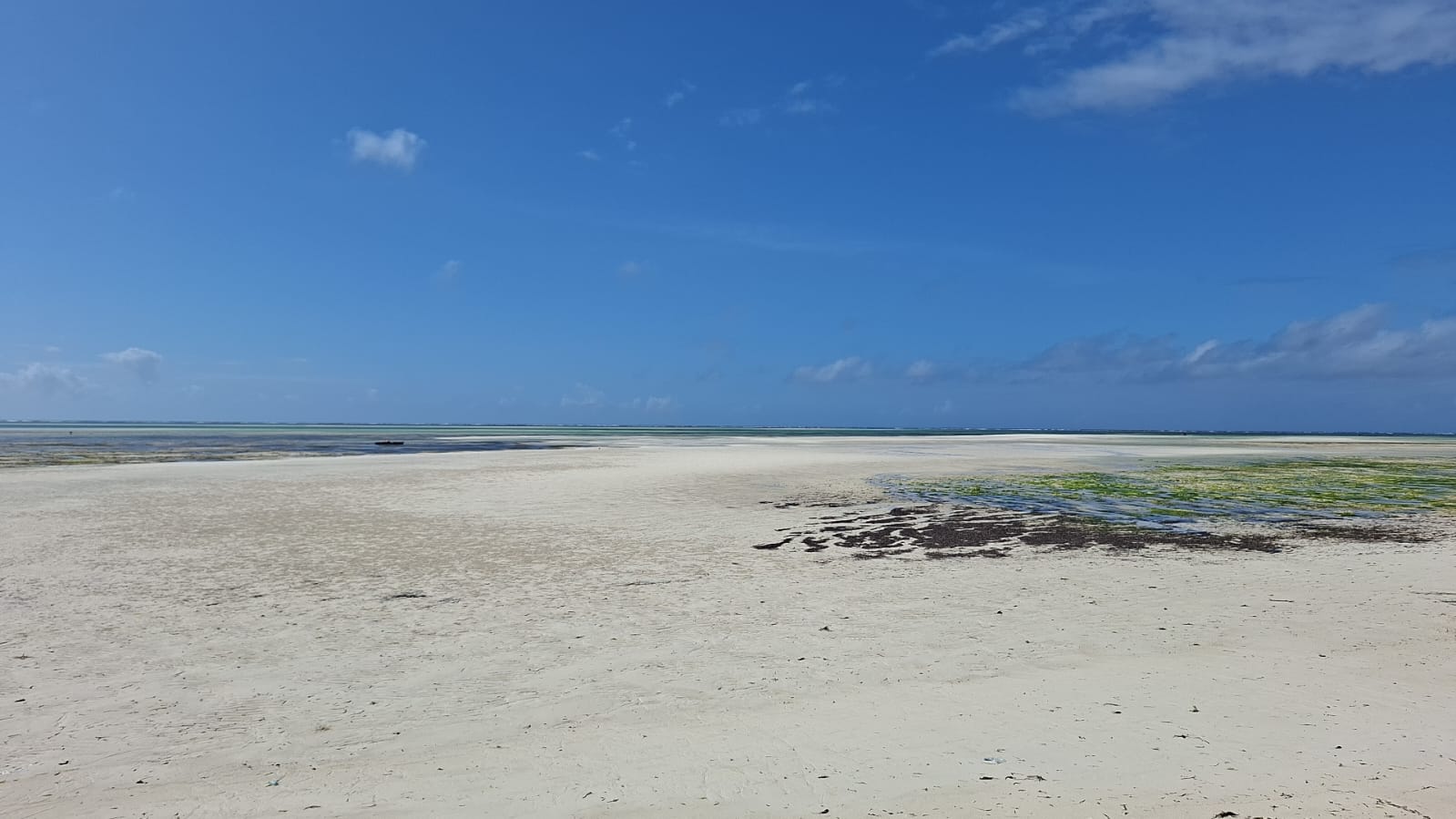5 acres land for sale in jacaranda near luwa beach Image