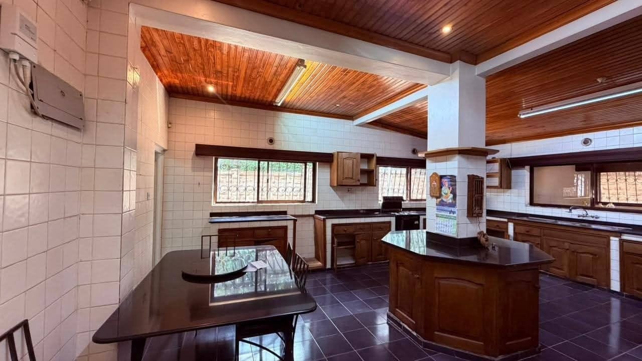 5 BEDROOM BUNGALOW TO LET IN SPRING VALLEY Image