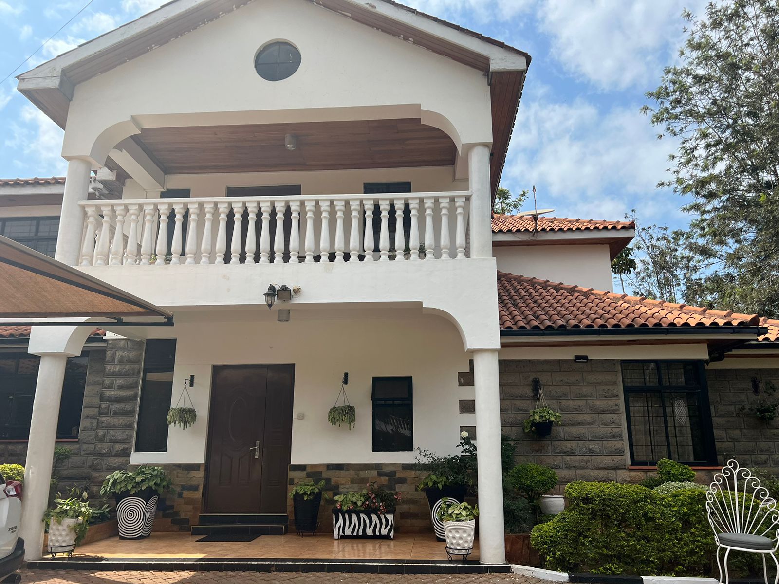 5 bedroom commercial-residential house for rent