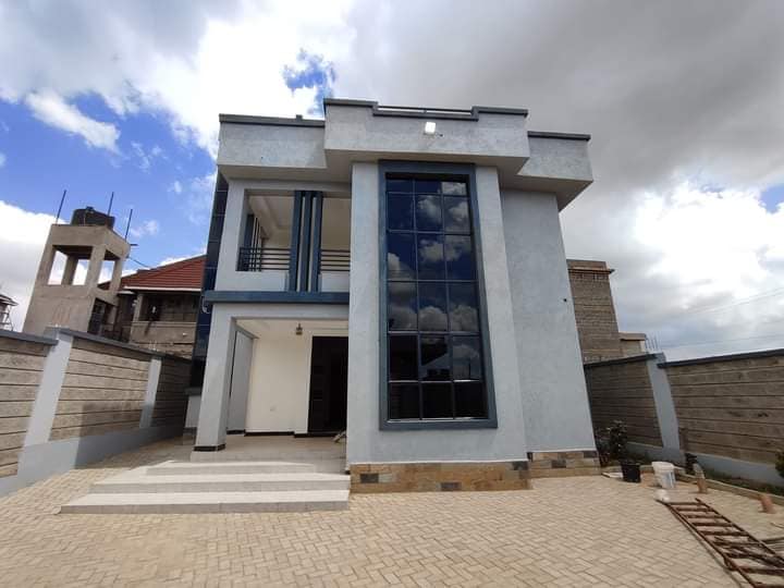 5 bedroom flatroof maisonette for sale along Kenyatta road.