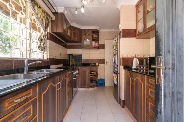 5 bedroom maisonette for sale in kyuna Image