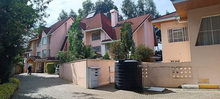 5 bedroom maisonette for sale in Lavington