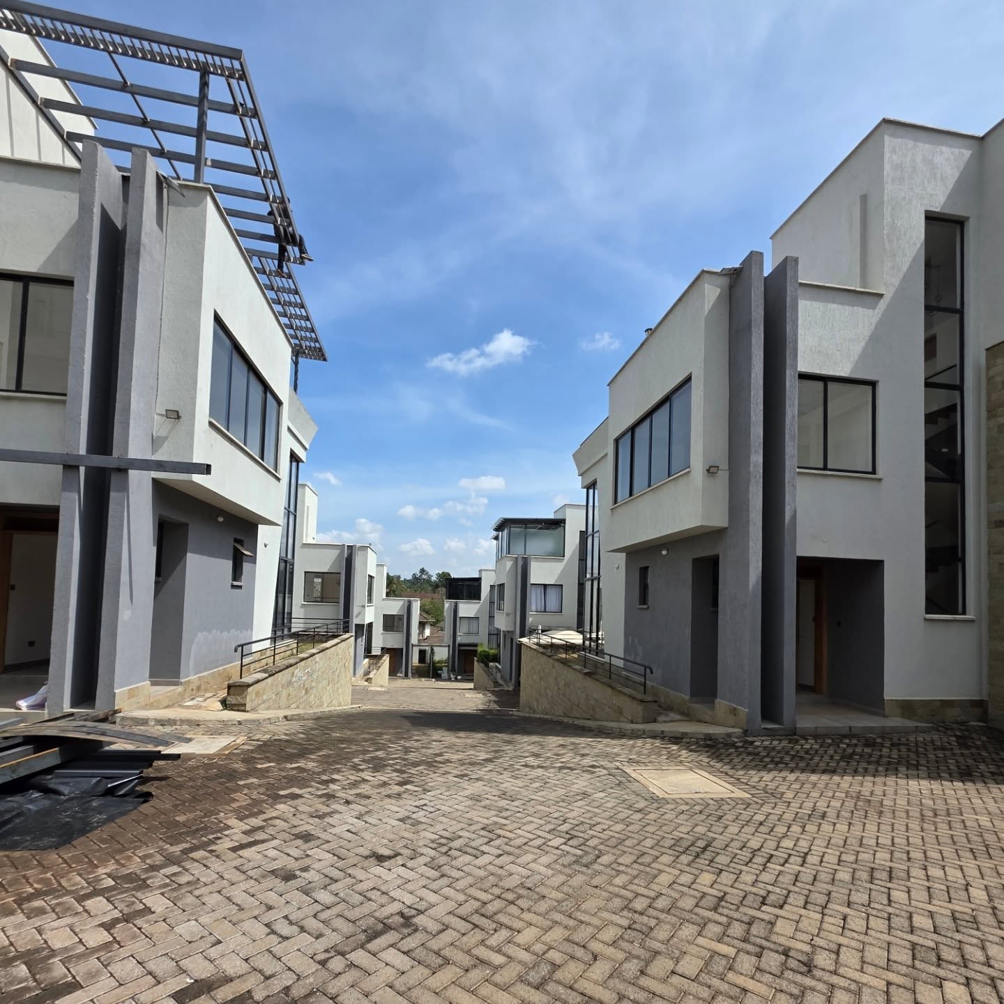 5 bedroom maisonette for sale in Lavington Image