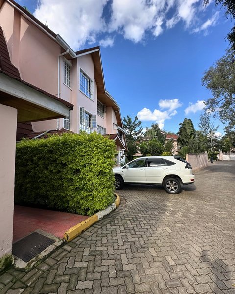 5 bedroom maisonette for sale in Lavington