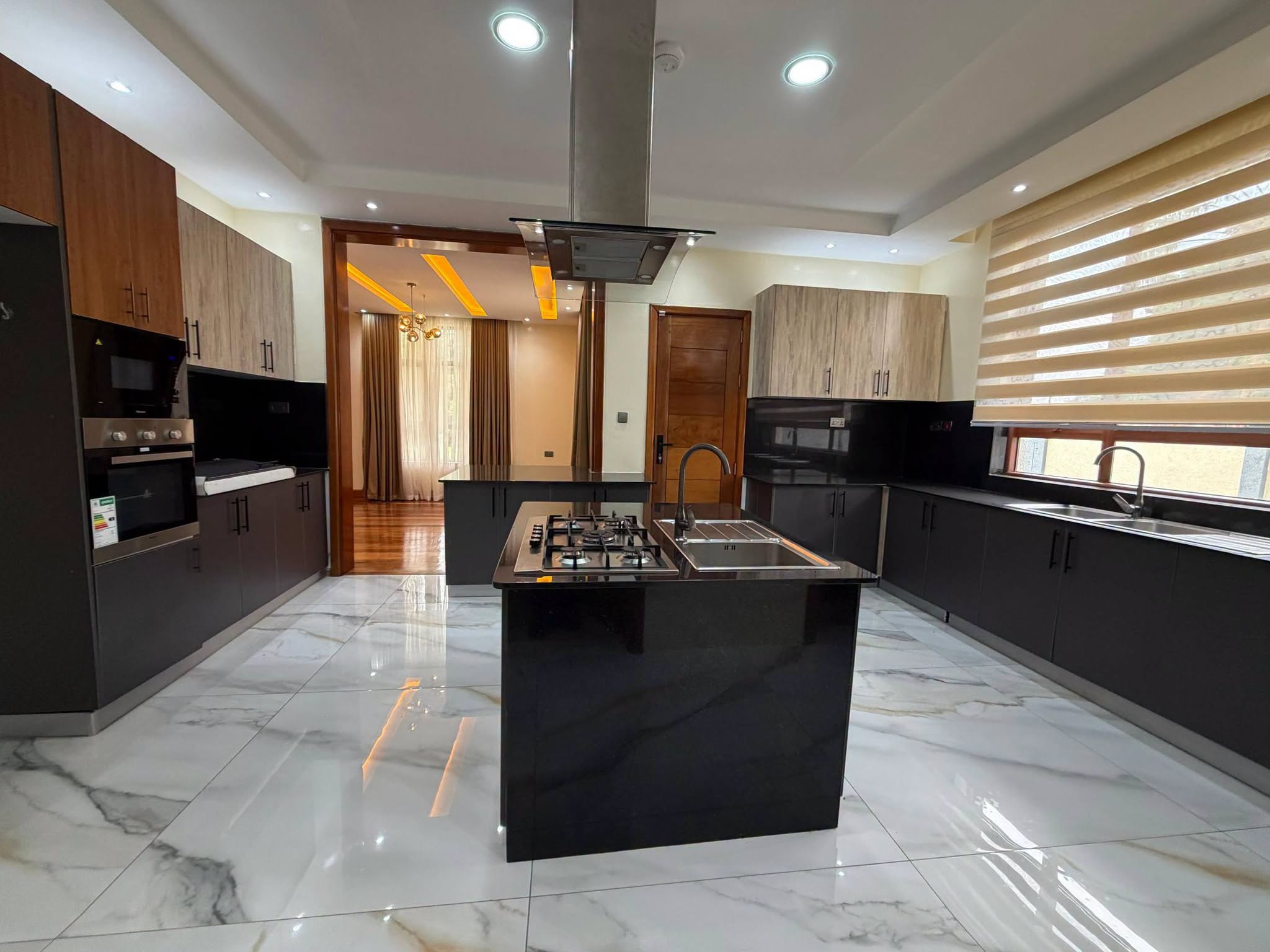 5 bedroom maisonette for sale in Rosslyn Image