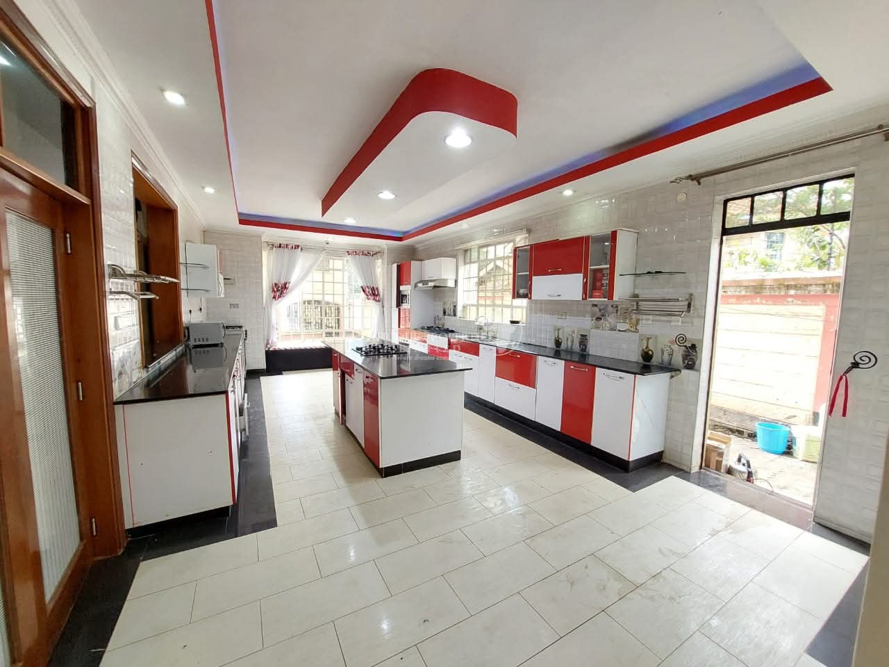 5 bedroom maisonette for sale in Thome Image