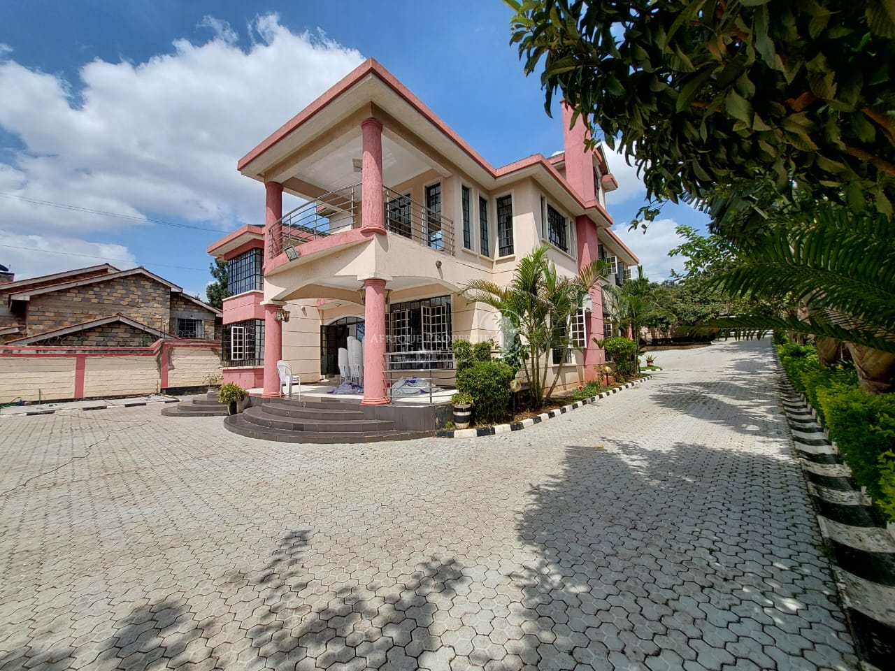 5 bedroom maisonette for sale in Thome