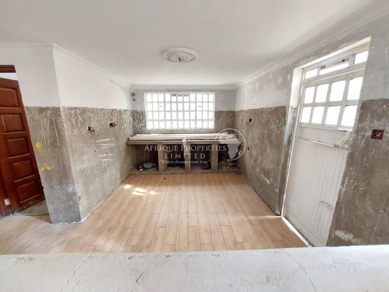 5 bedroom maisonette for sale in thome Image