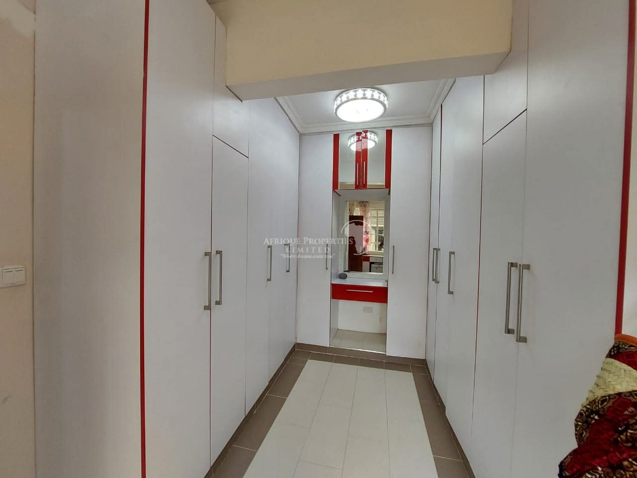 5 bedroom maisonette for sale in Thome Image