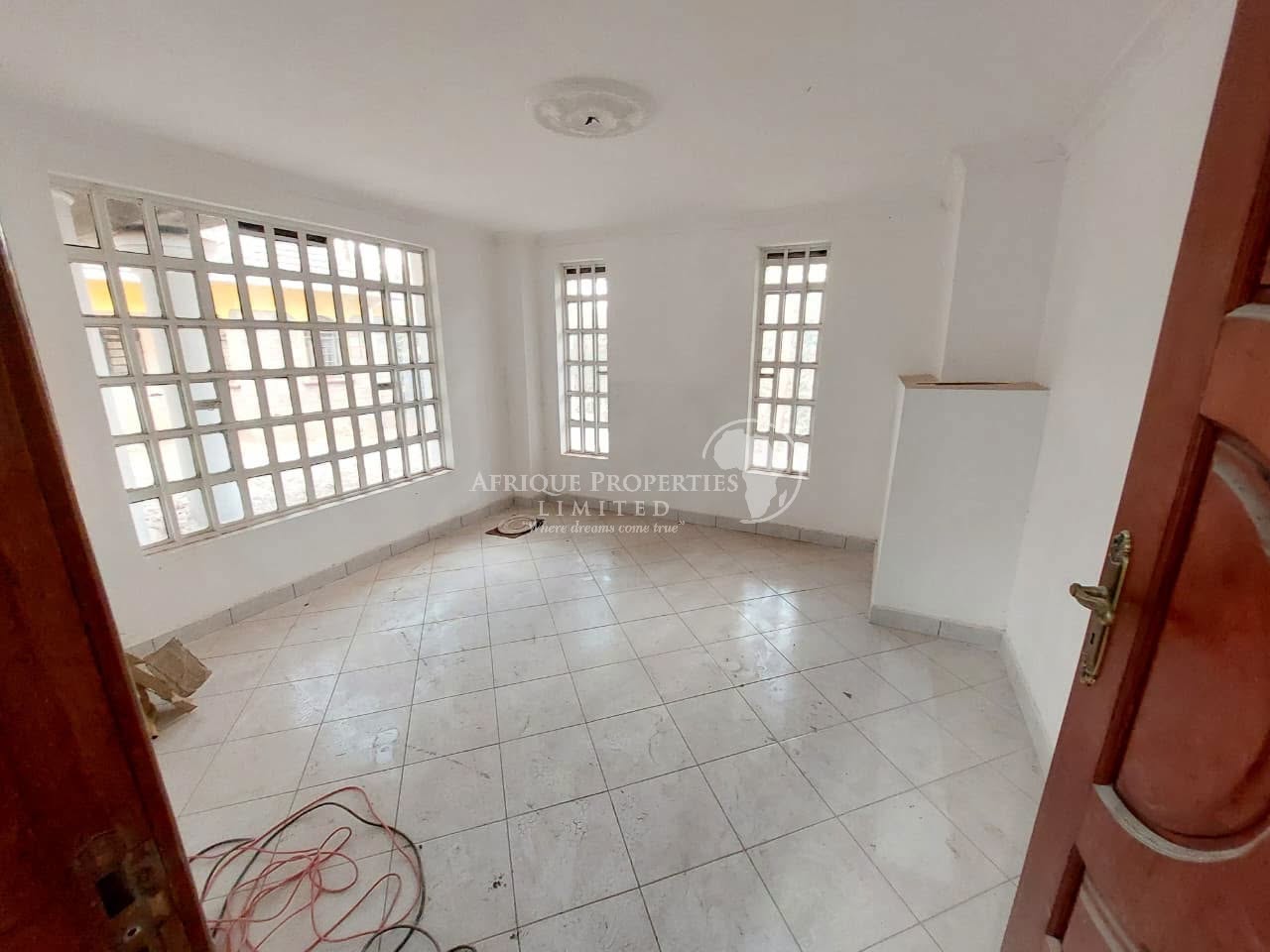 5 bedroom maisonette for sale in thome Image